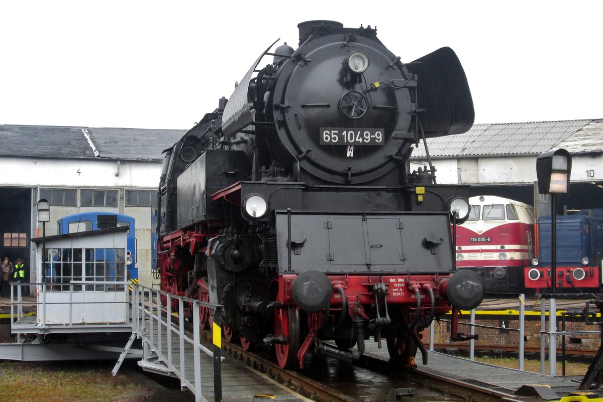 Am 19 September 2015 steht 65 1049 auf die Drehscheibe ins Bw Arnstadt.