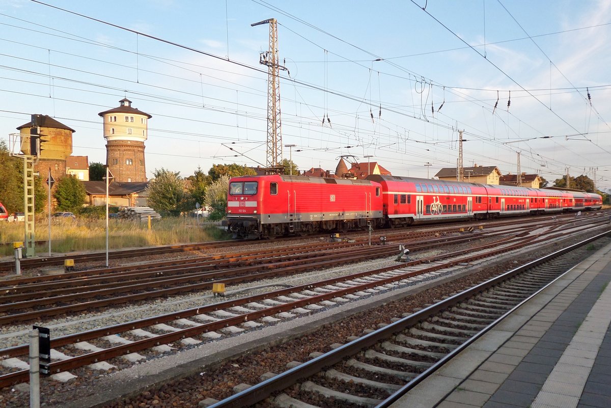 Am 19 September 2016 treft 112 124 mit ein RE nach Stralsund in Angermnde ein.