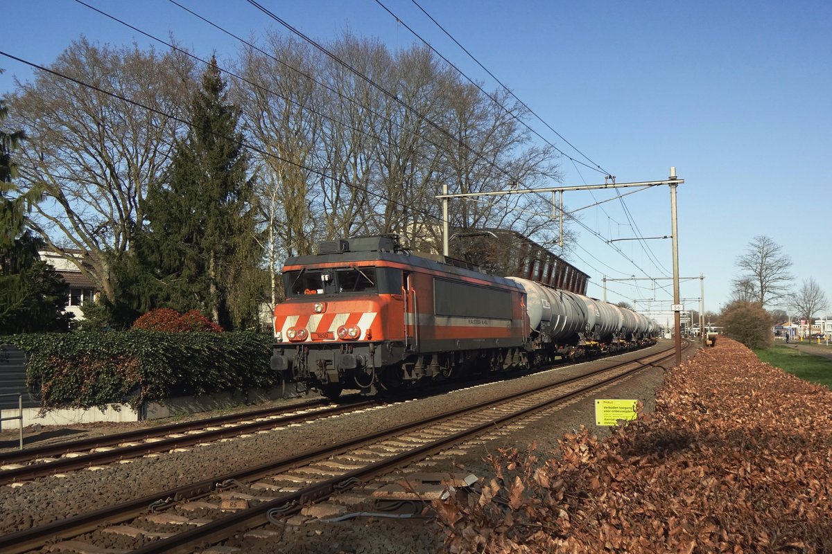 Am 2 April 2021 durcheilt RFO 1830 mit ein Kesselwagenzug am Haken Wijchen.