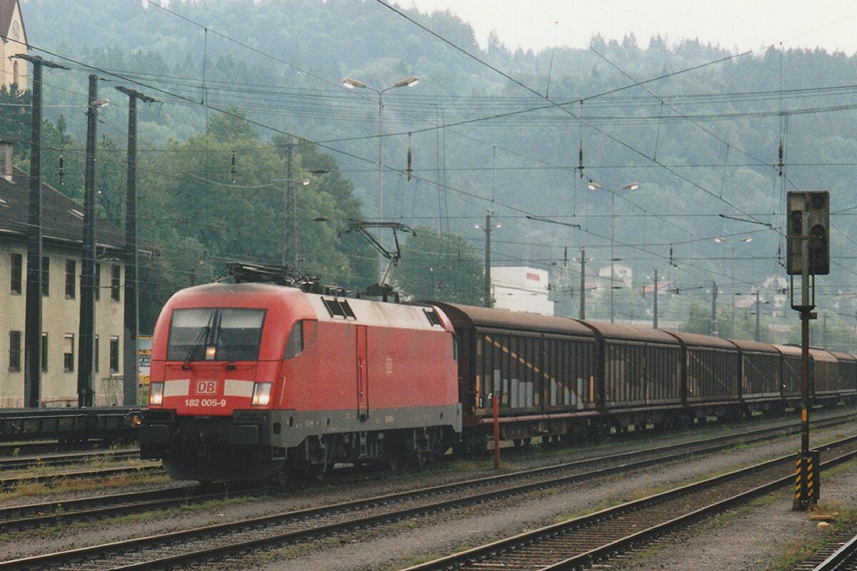 Am 2 Juni 2003 treft DB cargo 182 005 in Kufstein ein.