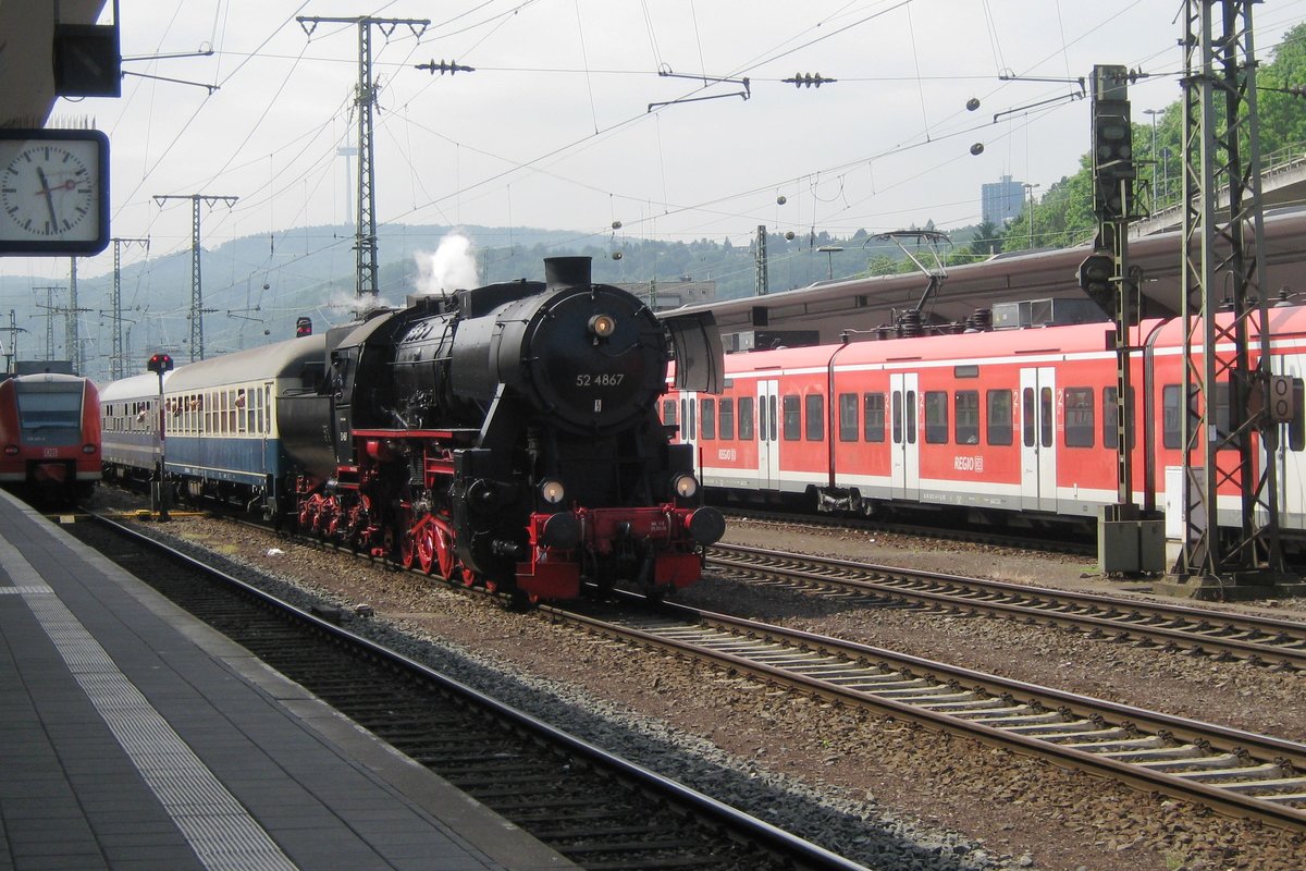 Am 2 Juni 2012 treft der RHEINBLITZ mit 52 4867 in Koblenz Hbf ein. 