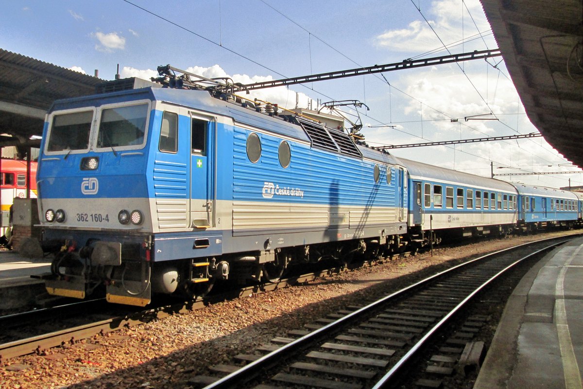 Am 2 Juni 2015 treft 362 160 in Brno hl.n. ein -nach ein Signalstörung, den alle Zugverkehre von und nach Brno lahmgelegt hatte.