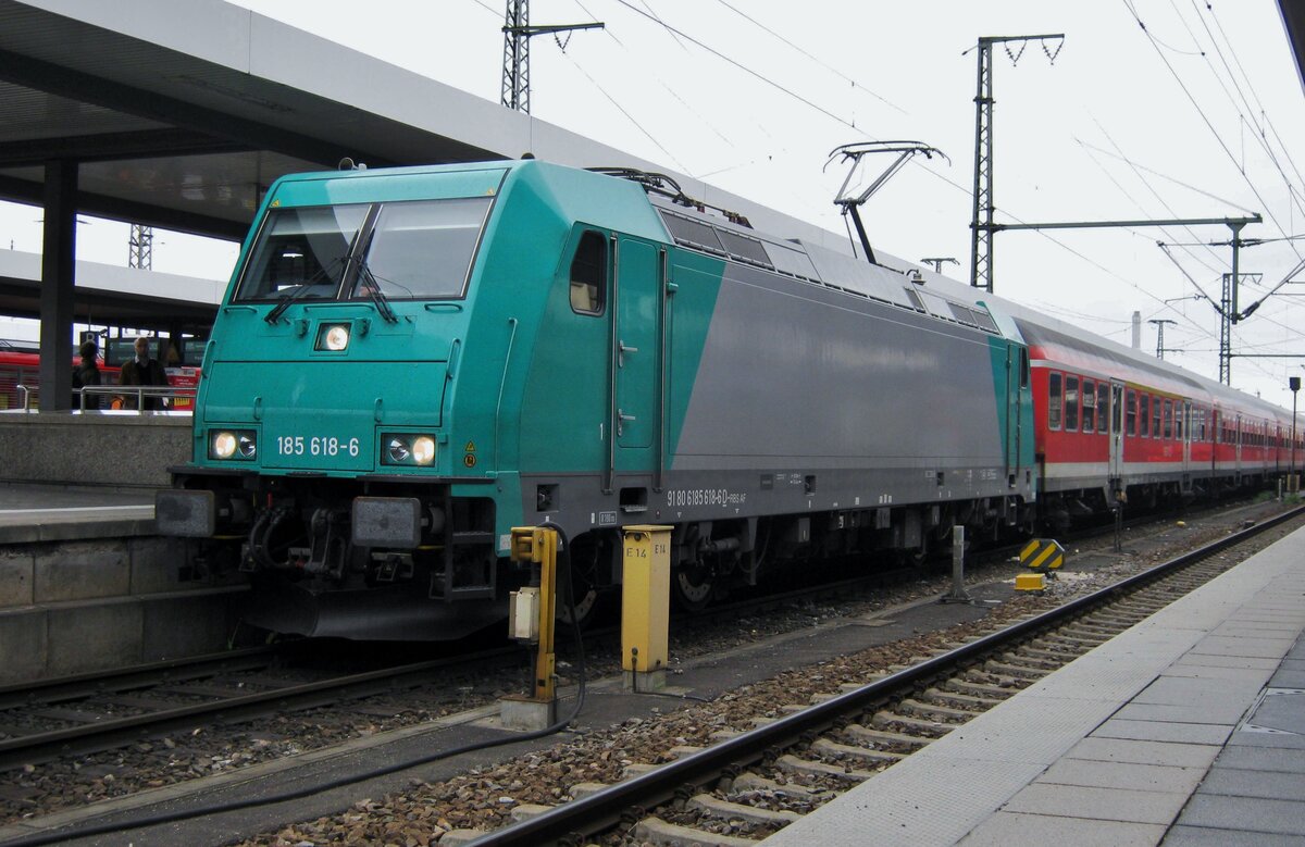 Am 2 Mai 2011 steht 185 618 mit ein S-Bahn in Nürnberg Hbf. Wegen verspäteter Zulassung der Reihe 442 kam es in Mai 2011 zum Noteinsätze von 185-Söldner und N-Wagen.