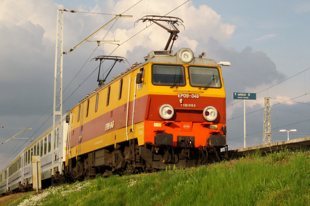 Am 2 Mai 2016 steht EP09-046 in Warszawa Wschodnia.