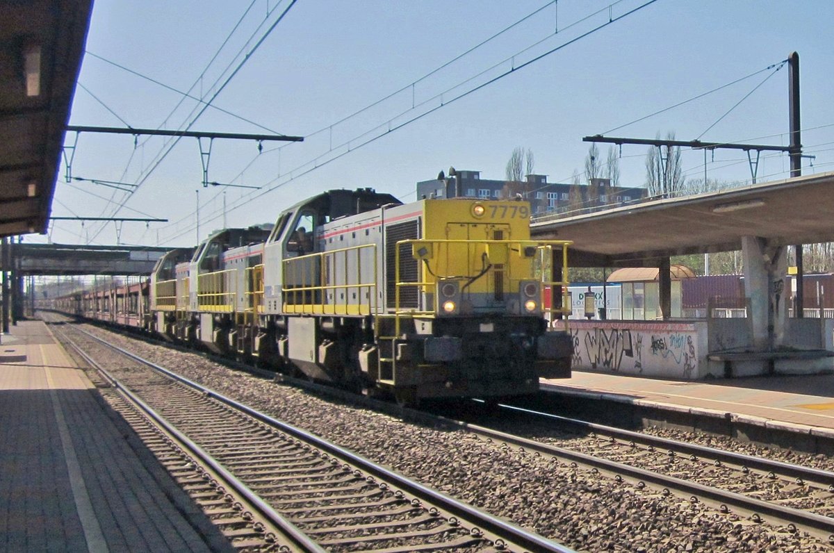 Am 20 April 2013 durchfahrt NMBS 7779 Antwerpen Noorderdokken.