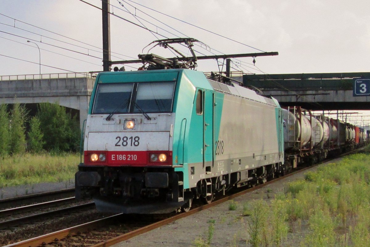 Am 20 Jänner 2017 durchfahrt 2818 Antwerpen-Noorderdokken.