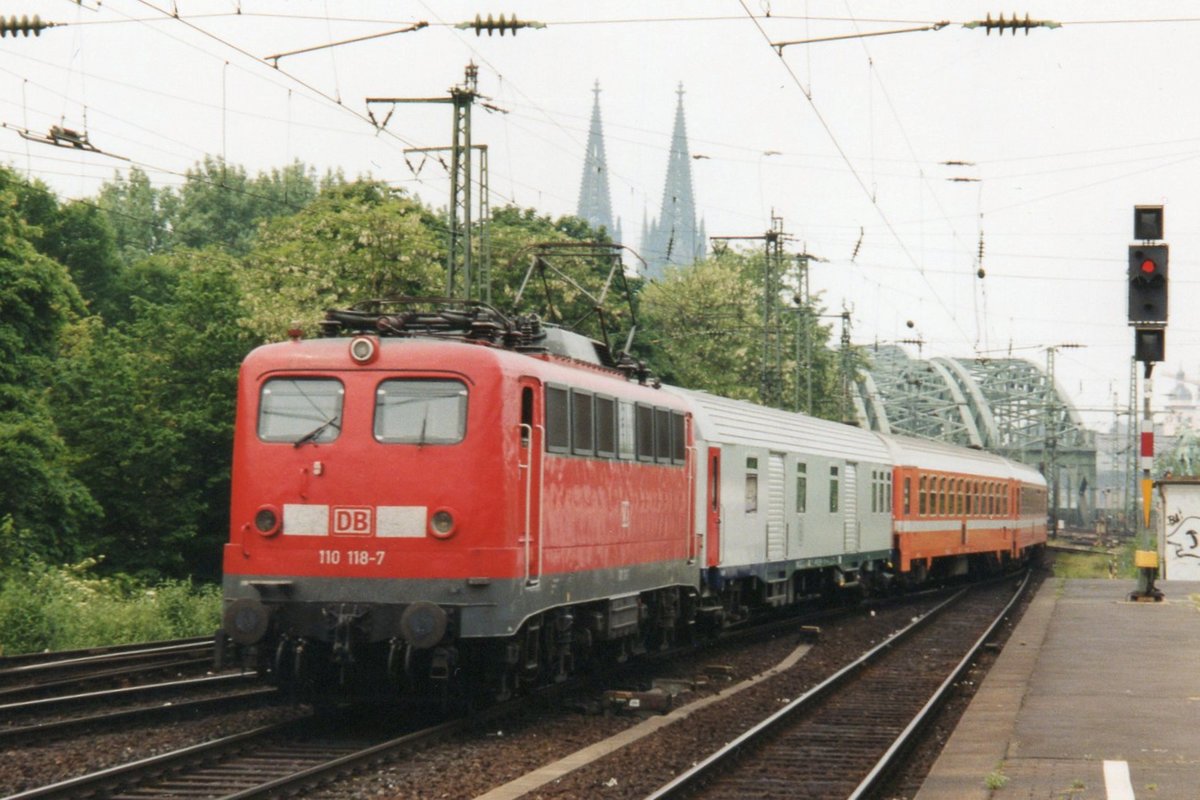 Am 20 Juni 2001 durchfahrt 110 118 Köln Deutz mit ein Belgische Internationalzug. 