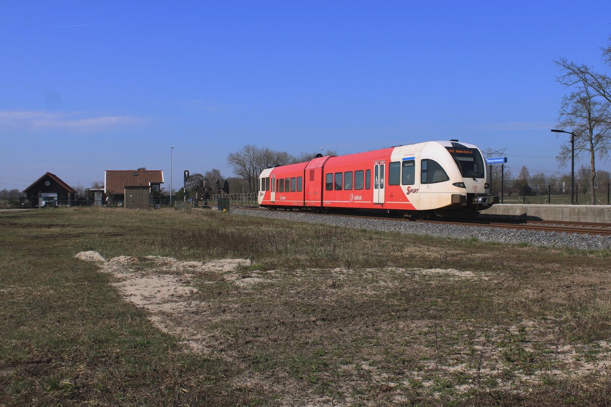 Am 20 März 2025 treft Arriva 254 'SIMON TAHAMATA' als REB Tiel--Arnhem in Hemmen-Dodeward ein. Das Bil wurde vom offenbarer Weg beim Bahnhof gemacht.