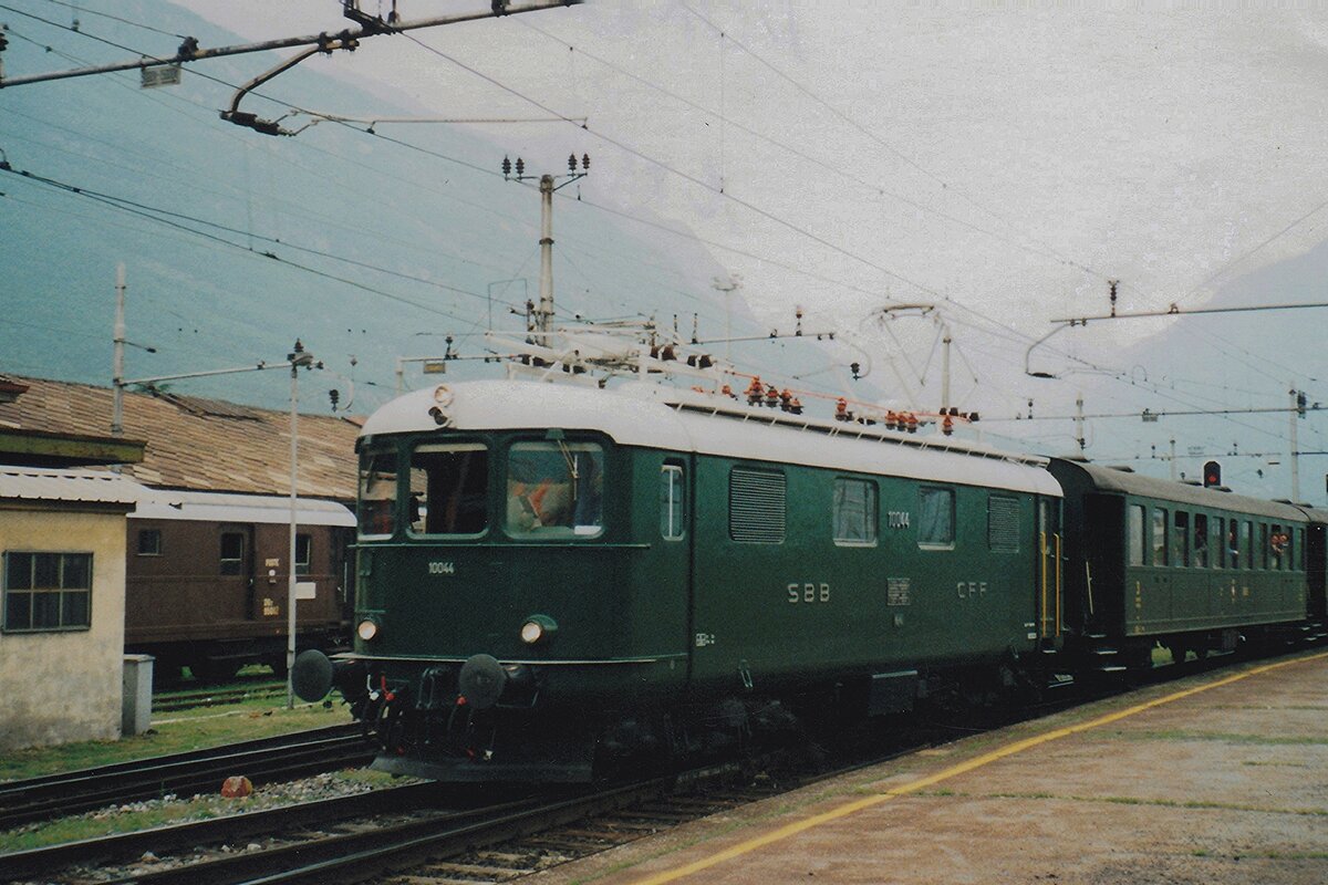 Am 20 Mai 2006 treft SBB Historic 10044 mit ein Extrazug in Domodossola ein.