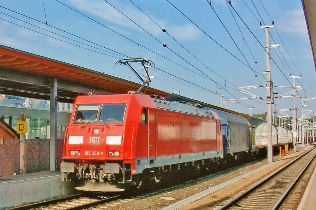 Am 20 Mai 2010 durchfahrt 185 359 Sankt-Pölten. 