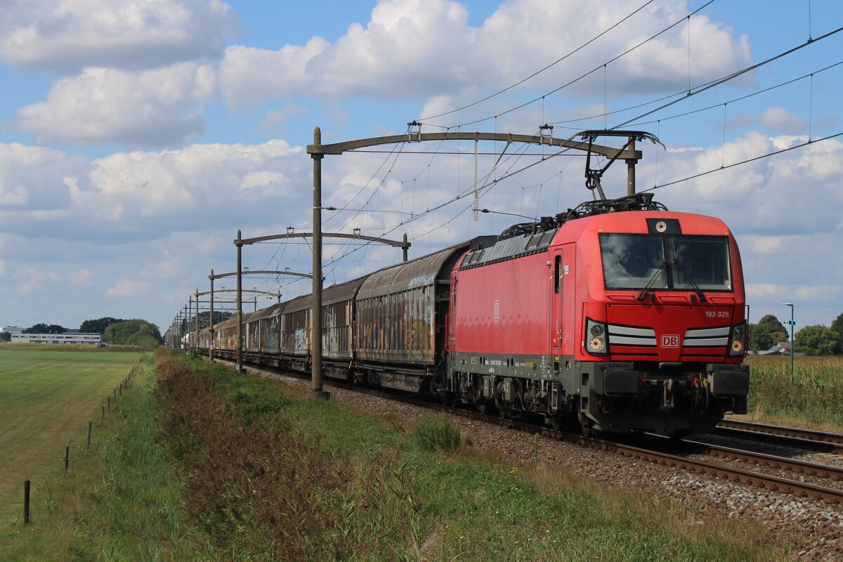 Am 21 Augustus 2025 passiert DBC 193 325 mit Schiebewandwagen der Fotograf bei der Bahnübergang in Hulten. Das Bild wurde wie immer vom offenbarer Stelle gemacht und danach etwa geschnitten. Wer die betonen Overleitungsmasten will fotografieren soll sich ein etwas beeilen, weil innerhalb wenige Jahren werden diese ersetzt von modernere stahlen Masten.