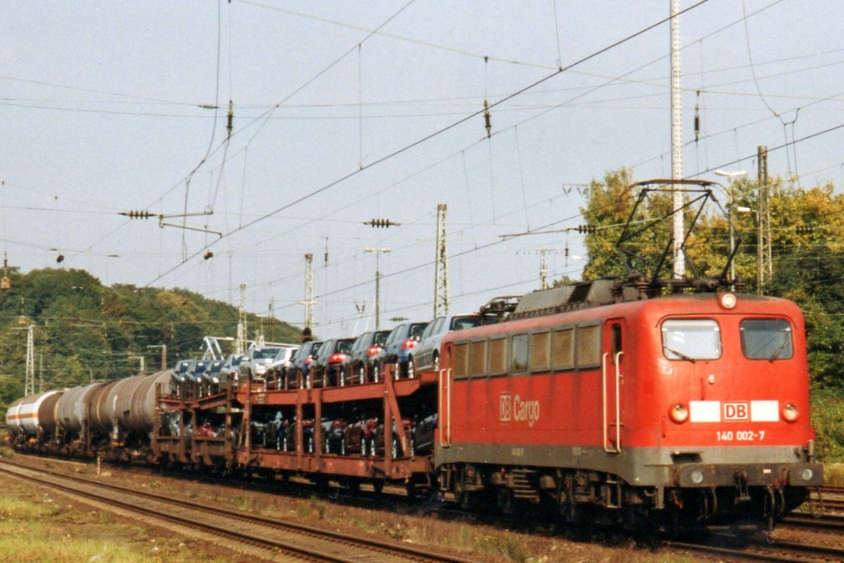 Am 21 Mai 2005 durchfahrt ein Mischguterzug mit 140 002 Köln West. 