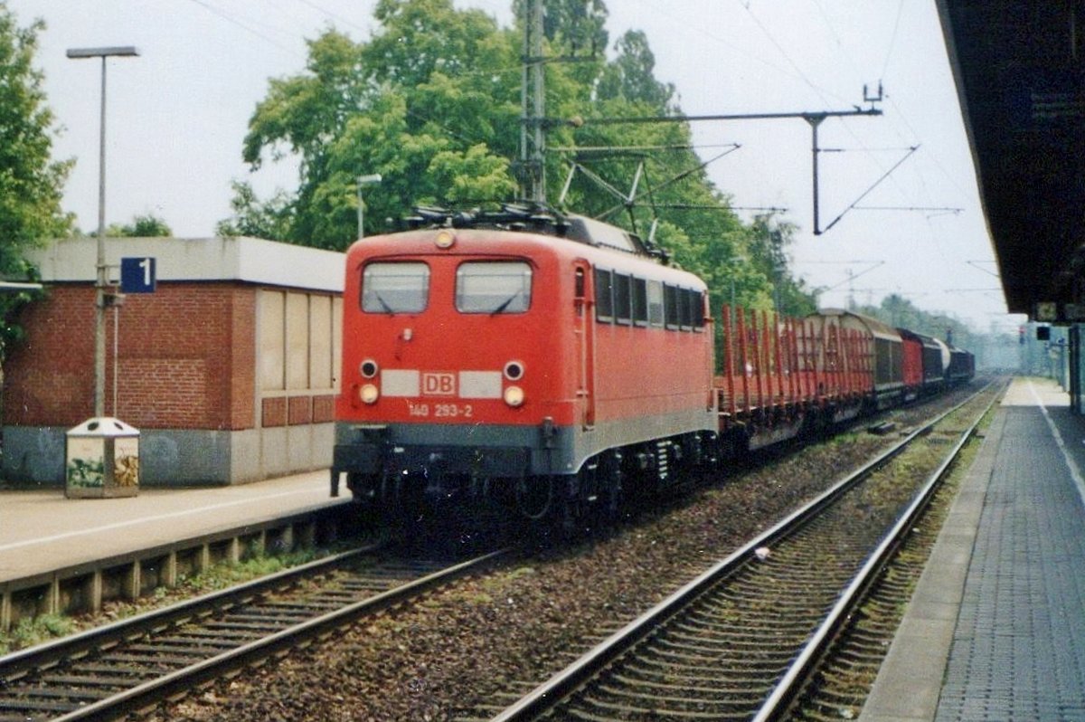 Am 22 Mai 2004 durchfahrt 140 293 Elmshorn gen Norden.