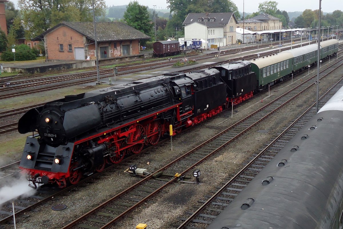 Am 22 September 2014 steht der Sonderzug aus Cottbus mit 01 0509 an der Spitze, abfahrtbereit in Neuenmarkt-Wirsberg. 