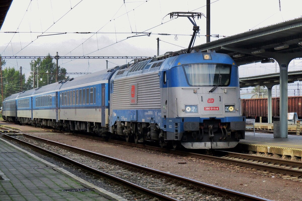 Am 22 September 2017 stoppt 380 015 mit der EC Metropolitan in Sturovo. 