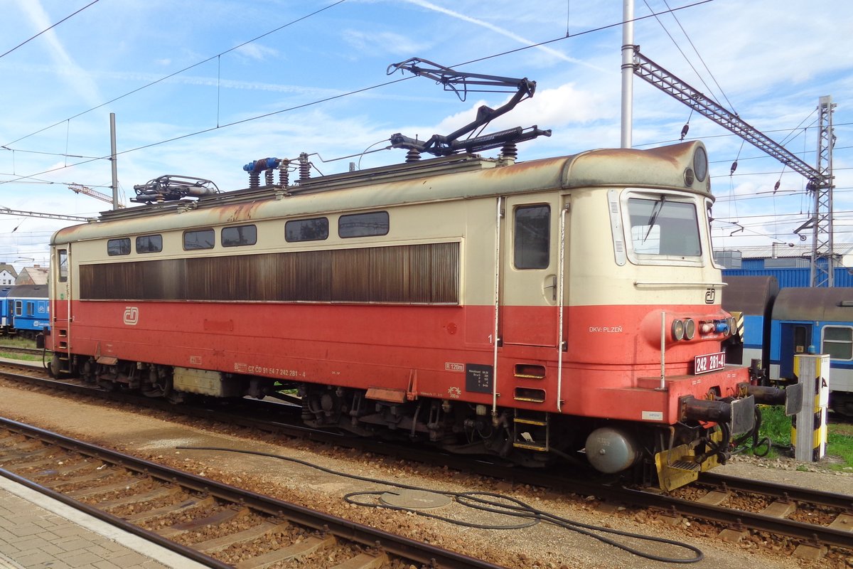 Am 22 September 2018 lauft 242 281 um in Ceske Budejovice.