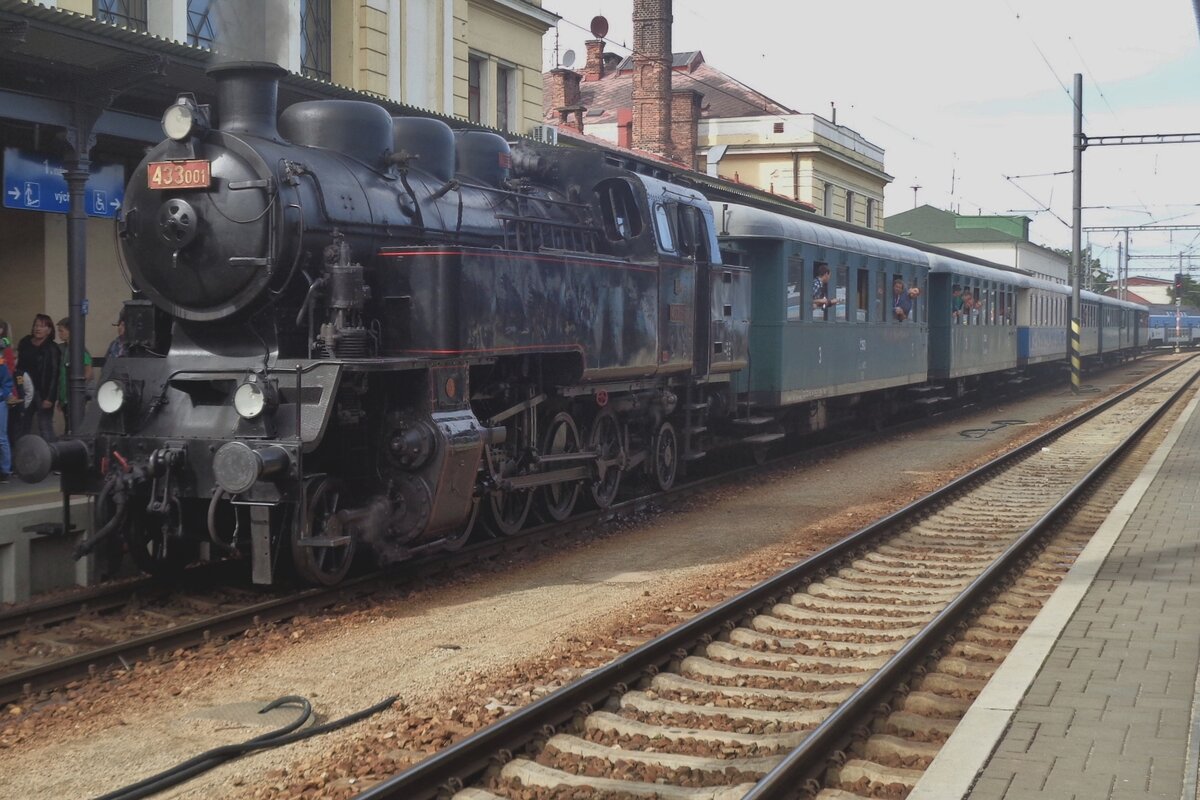 AM 22 September 2018 steht 433 001 mit Dampfsonderzug in Ceske Budejovice ins rahmen der Nationaler Eisenbahntag.