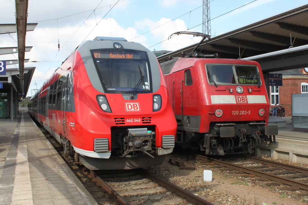 am 22.09.2017 staunte der Fotograf nicht schlecht als pl�tzlich 2x RE 1 im Rostocker Hbf stand.