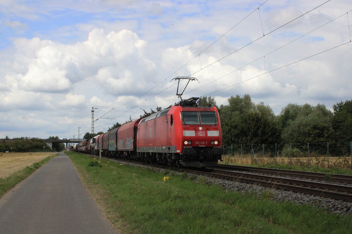 Am 23 Juli 2025 durchfahrt DB 185 149 samt Stahlzug Kaarst Broicherseite.
