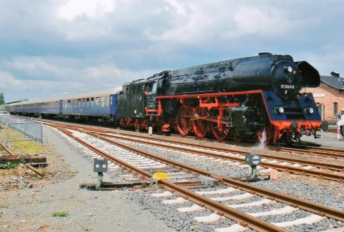 Am 23 Mai 2010 steht 01 0509 mit ein Dampfpendel für die Schiefe Ebene in Neuenmarkt-Wirsberg. 