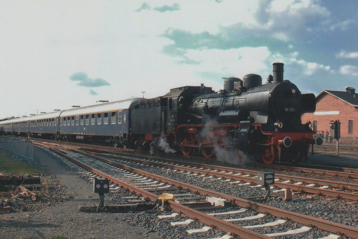 Am 23 Mai 2010 verlasst ÖGEGs (6)38 1301 mit ein Dampfpendelzug Neuenmarkt-Wirsberg.