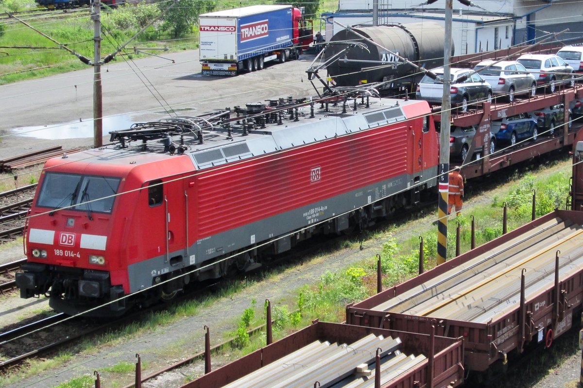 Am 23 Mai 2014 steht 189 014 in Decin-Vychod. Sie hat soeben ein PKW-Ganzzug von einer CD 123 ubernommen. 