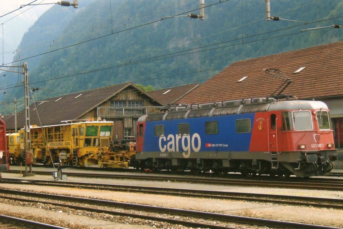 Am 23 September 2010 steht SBB 620 087 mit Bauzug in Erstfeld.