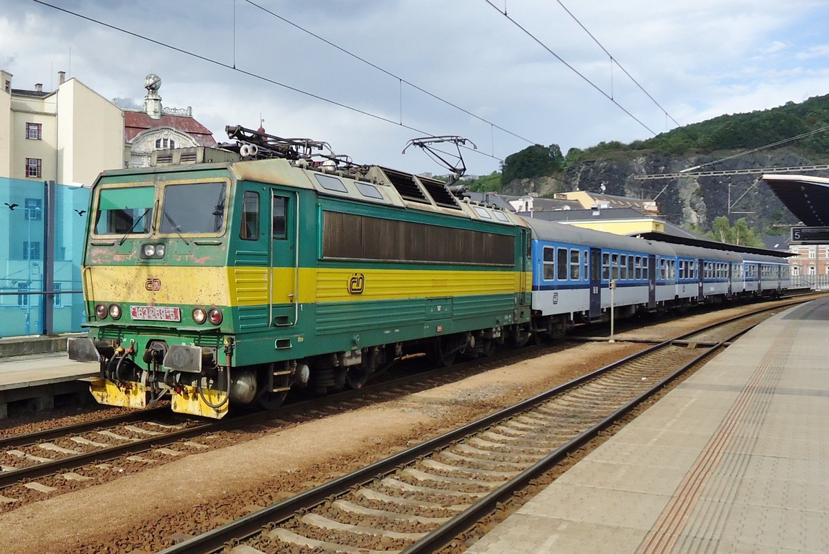 Am 23 September 2014 verlässt 163 259 mit ein Rychlyk nach Bilina Usti-nad-Labem. 