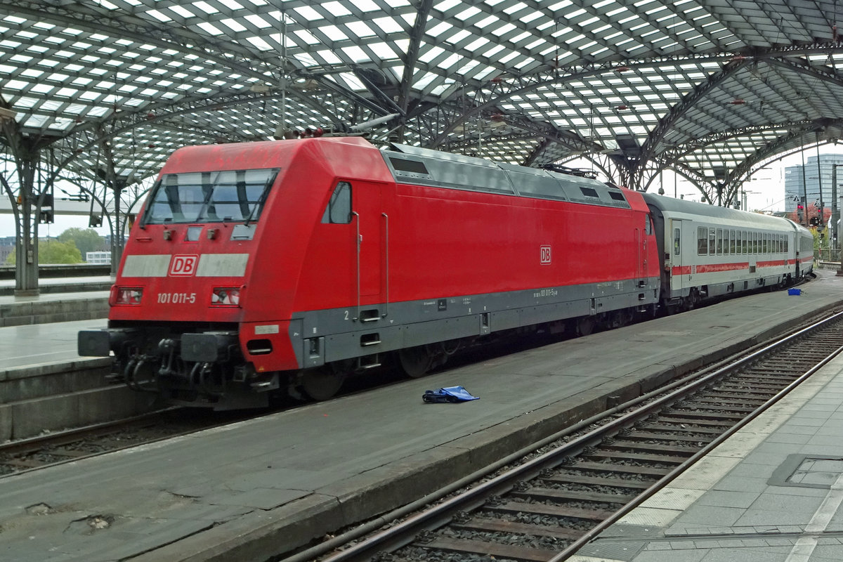 Am 23 September 2019 steht 101 011 in Köln Hbf.