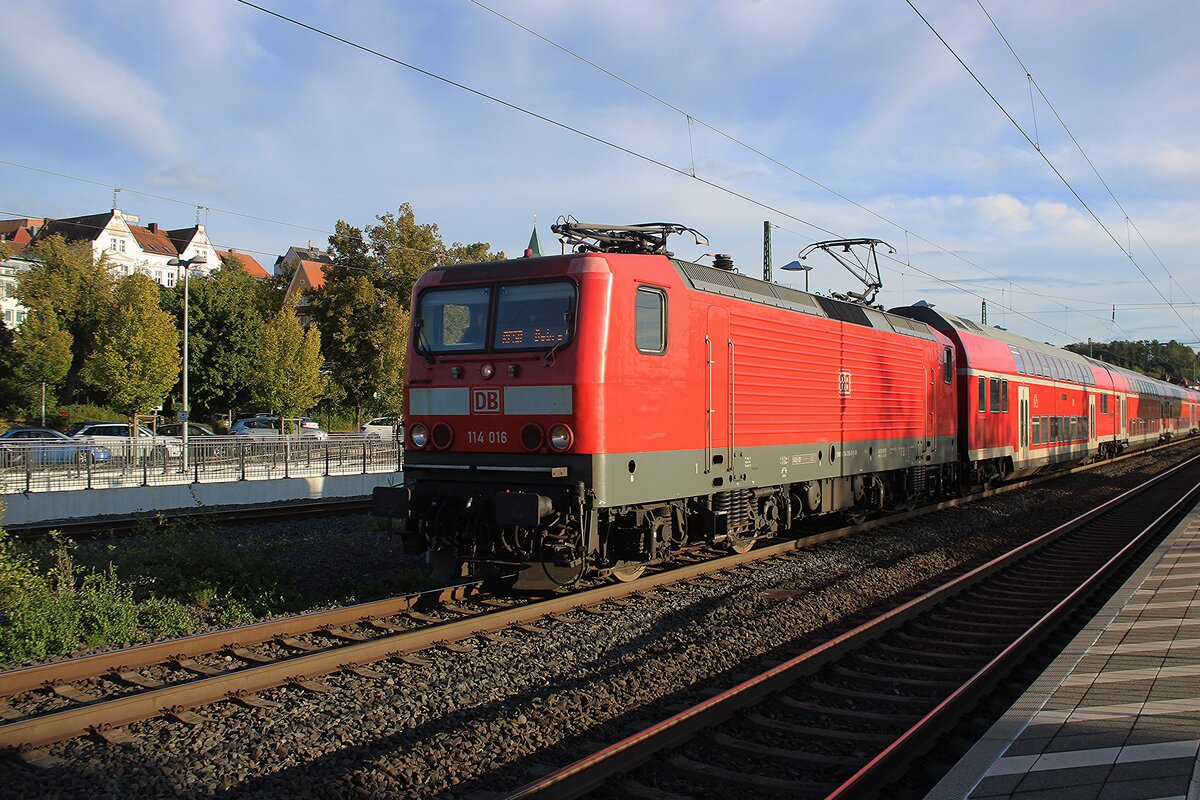 Am 23 September 2025 verlasst 114 006 mit ein RB nach Bebra Hünfeld.