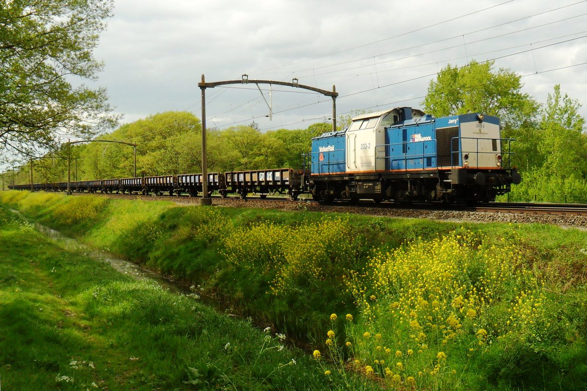 Am 24 April 2019 passiert Volker Rail 203-2 mit ein Schötterzug Tilburg Oude Warande.