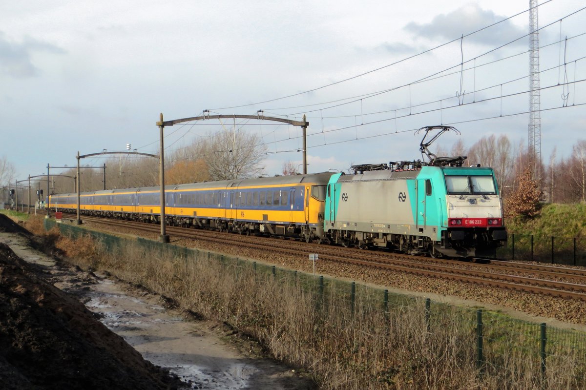 Am 24 Jänner 2021 schiebt 186 222 ein IC-Direct durch Tilburg-Reeshof.