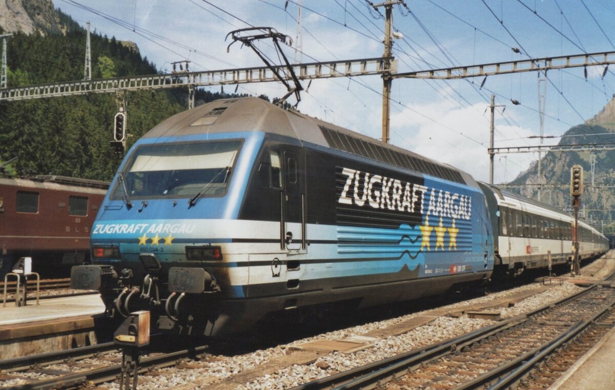 Am 24 Mai 2002 schiebt 460 034 ein IC nach Romanshorn aus Kandersteg aus.