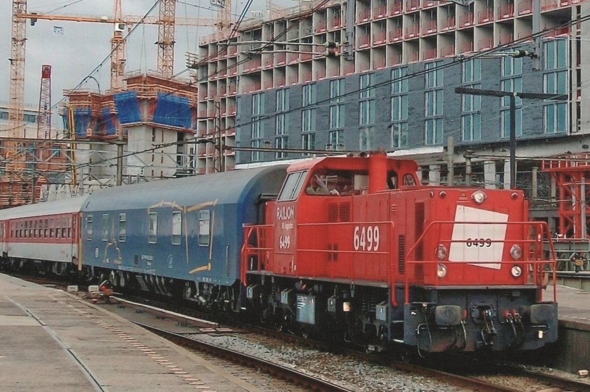 Am 24 Oktober 2009 rangiert 6499 CD und CNL Schlaffwagen in Amsterdam Centraal.