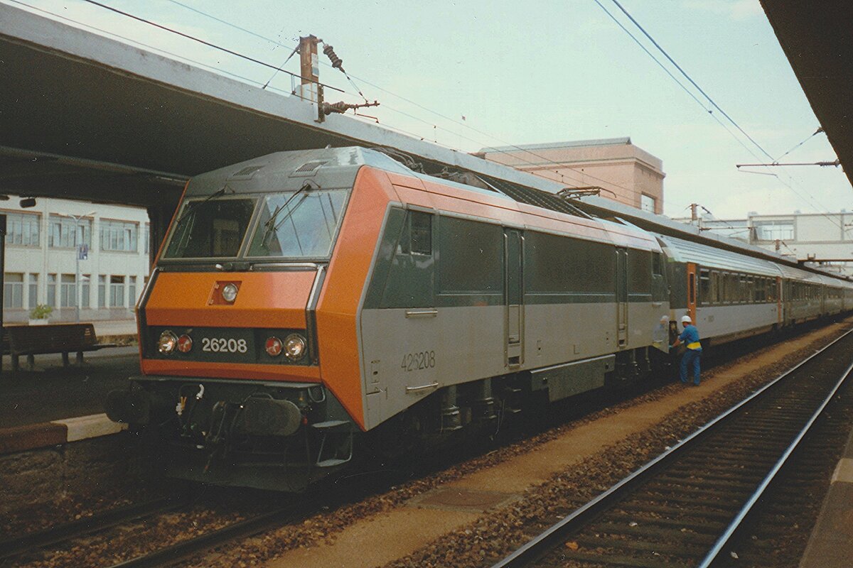 Am 25 Juli 1998 steht SNCF 26208 mit der TER200 in Mulhouse-Ville auf den Weg nach Strasbourg Gare Centrale.