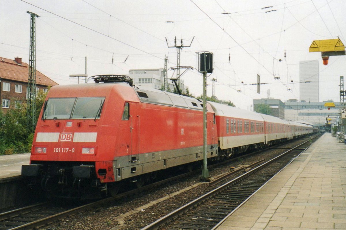 Am 25 Mai 2004 steht 101 117 mit ein DBNZ in Hamburg-Altona. 