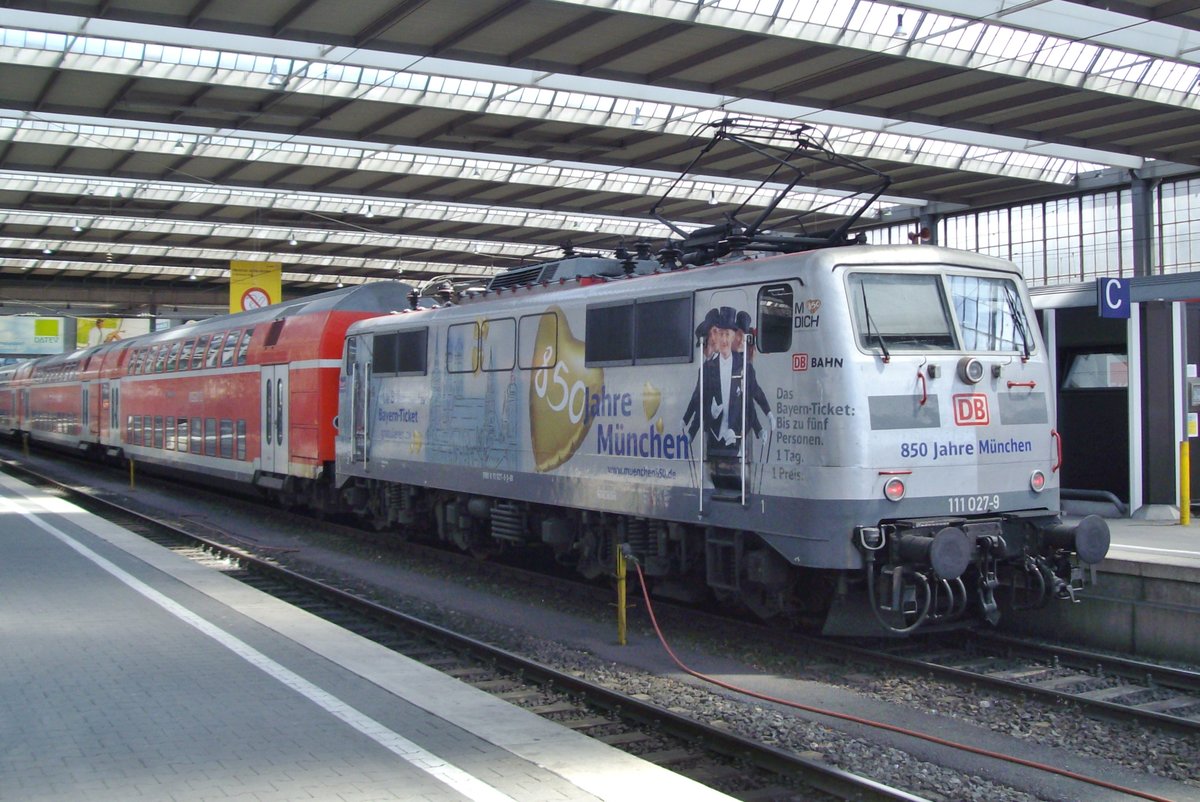 Am 25 Mai 2012 feiert 111 027 das 850.Jahrejubiläum Münchens in München Hbf. 