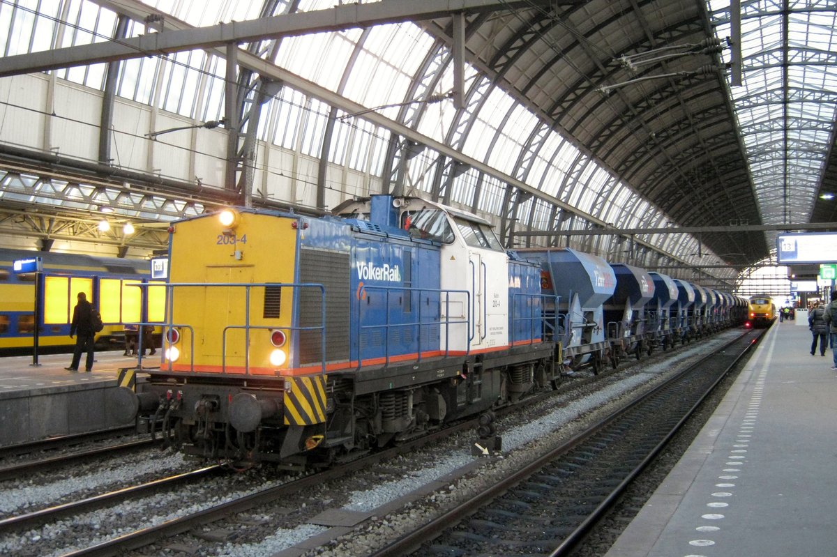 Am 25 Oktober 2013 steht Volker Rail 203-4 in Amsterdam Centraal. 