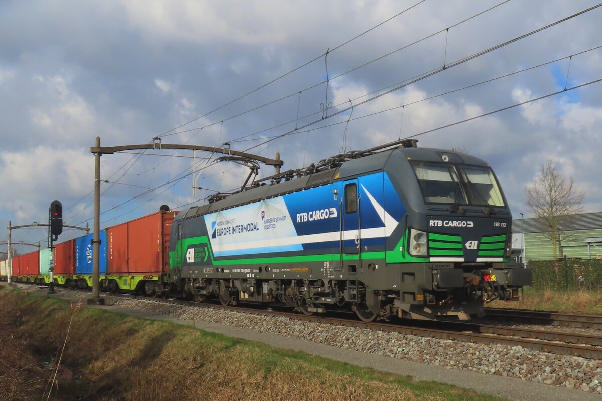 Am 26 februar 2025 schlept RTB 193 732 der Blerick-KLV durch Oisterwijk. 