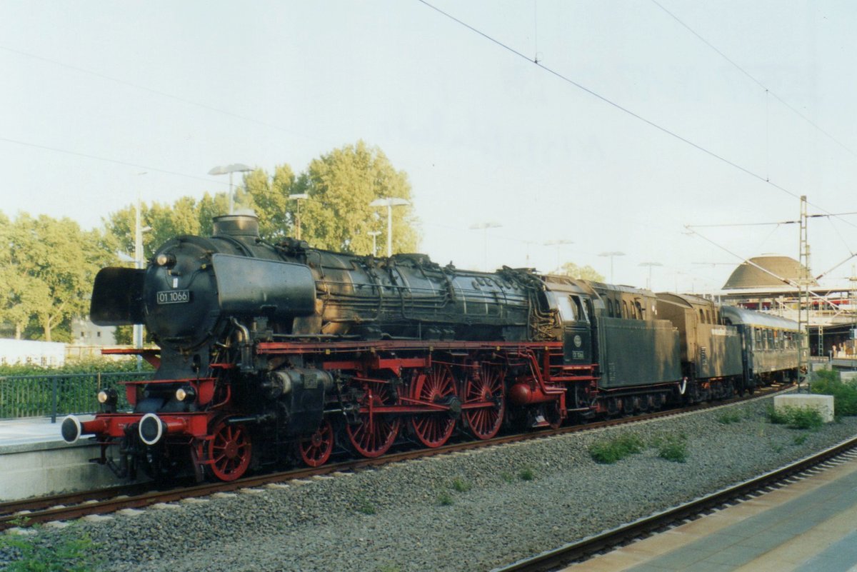 Am 26 Mai 2005 steht 01 1066 mit ein aus Konstanz kommender Sonderzug in Köln Deutz. 