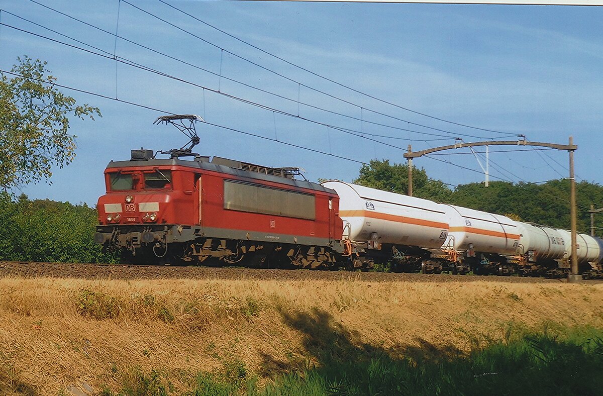 Am 26 Mai 2019 passiert 1604 mit ein Gaskesselwagenzug Tilburg Oude Warande.