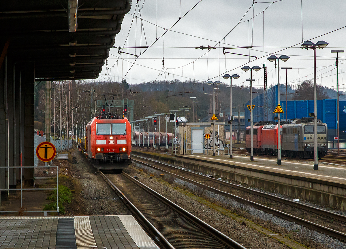 Am 26.10.2021 konnte ich sie in Geislingen (Steige) als Schublok sehen, siehe:
http://hellertal.startbilder.de/bild/deutschland~e-loks~br-185-traxx-f140-ac1/755486/die-derzeitige-geislinger-schublok-die-185.html
Nun fährt sie, die 185 175-7 (91 80 6185 175-7 D-DB) der DB Cargo AG, am 08.01.2020 mit einem Coilzug von Kreuztal über die Ruhr-Sieg-Strecke (KBS 440) in Richtung Hagen.

Die TRAXX F140 AC1 wurde 2004 von Bombardier Transportation GmbH in Kassel unter der Fabriknummer 33656 gebaut.