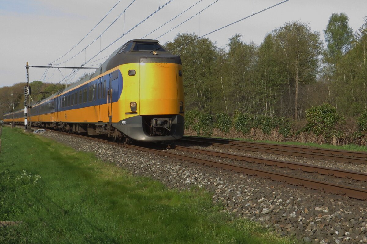 Am 27 April 2024 passiert NS 4082 der Fotograf bei Nijkerk.