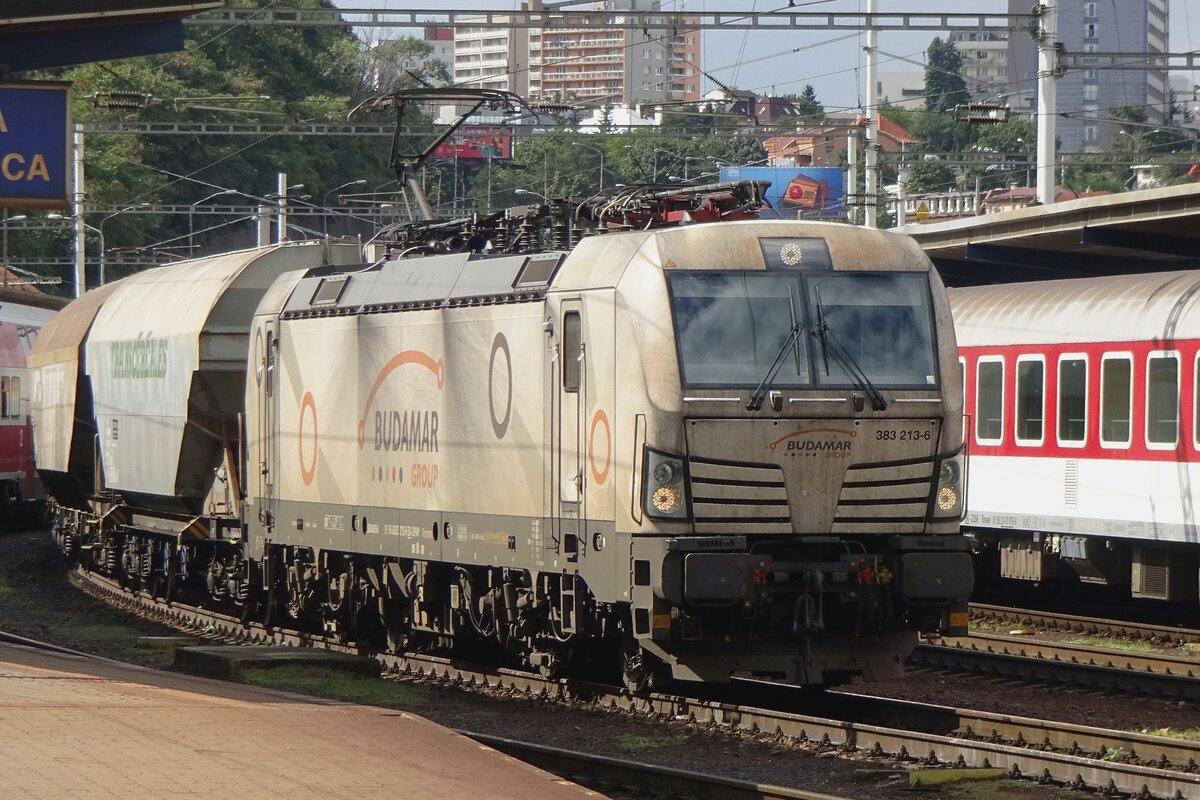 Am 27 Augustus 2021 verlässt Budamar 383 213 mit ein Getreidezug Bratislava hl.st.