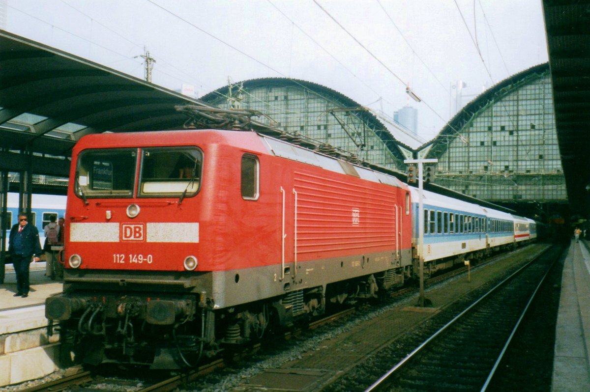 Am 27 Juli 1999 steht ein IR nach Weimar mit 112 149 in Frankfurt-am-Main Hbf. 