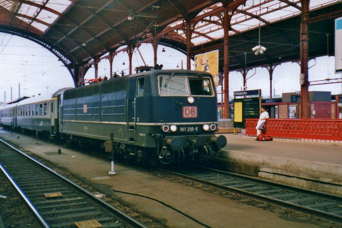 Am 27 Juli 1999 treft 181 210 aus Offenburg mit ein Pendelzug in Strasbourg ein. 