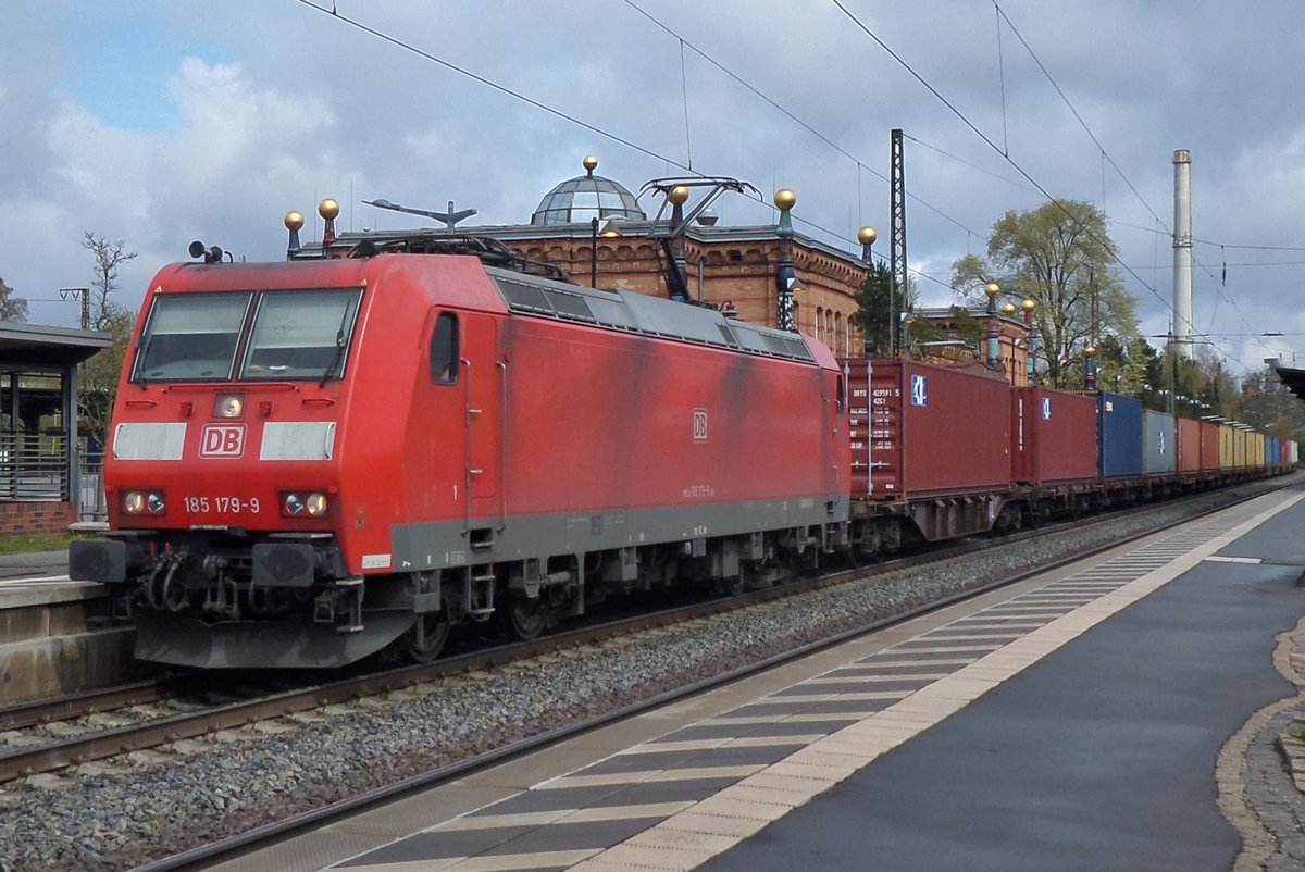 Am 28 April 2016 durcheilt 185 179 mit ein Containerzug Uelzen.