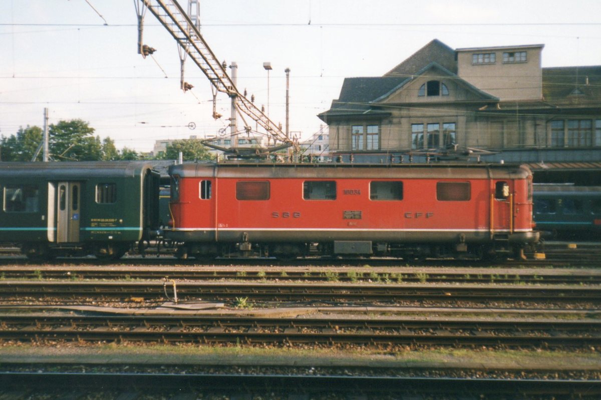 Am 28 Juli 1998 rangiert SBB 10034 in Basel SBB.