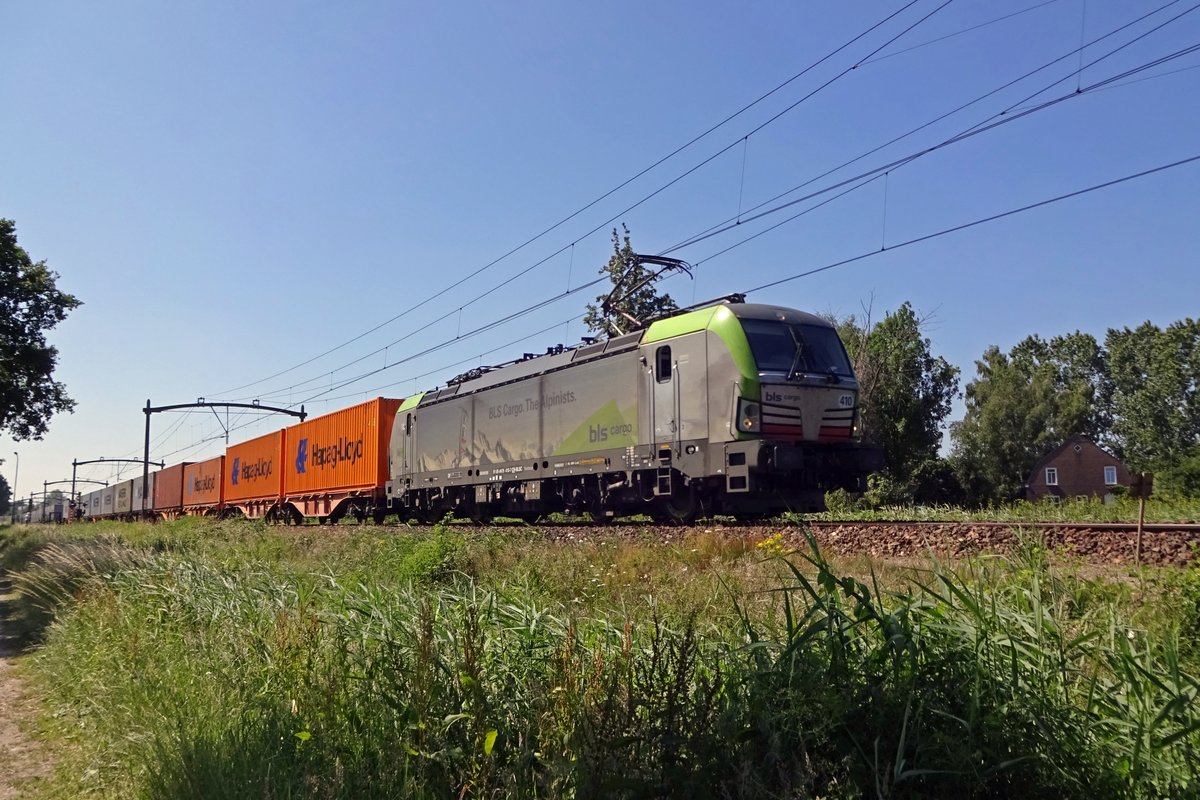 Am 28 Juni 2019 durchfahrt BLS 475 410 samt Containerzug Oisterwijk.