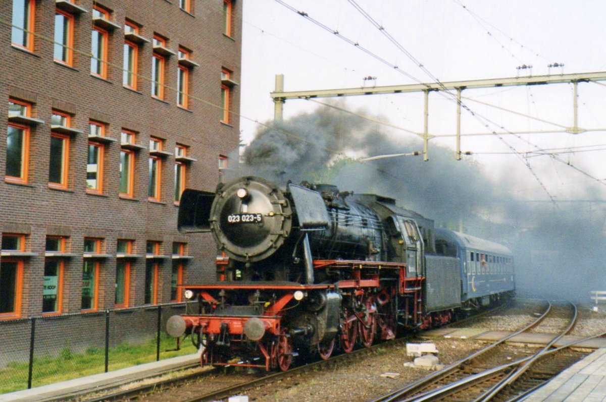 Am 28 Mai 2005 passiert ein Sonderzug mit 023 023 Hengelo. 